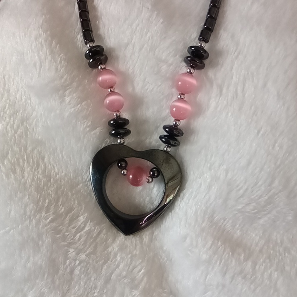 241. VINTAGE HERMATITE HEART PINK MOON GLOW BEAD BARREL CLASP 9"